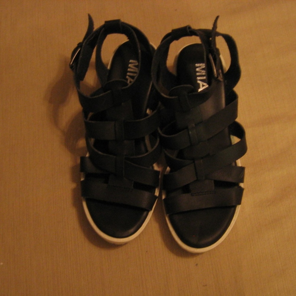 MIA Sandals with Tread Soles 6.5M Barely Worn